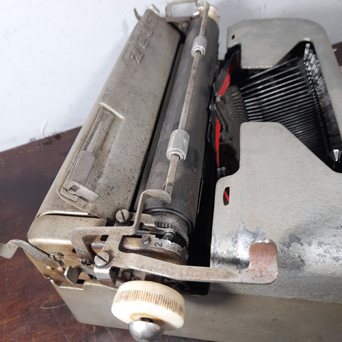 Imagem 7 de 9 de Máquina De Escrever Zeta Antiga Conserto Peças Ou Decoração