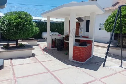 Casa De Una Planta, En Esquina, Con Salón De Eventos Y Alberca Climatizada