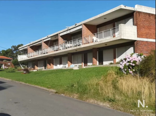 Vende Apartamento De 2 Dormitorios Con Bajas Expensas, Playa Mansa Cerca Del Mar. Punta Del Este 