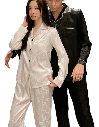 A Conjunto De Pijama De Pareja En Casa De Seda De Lujo.