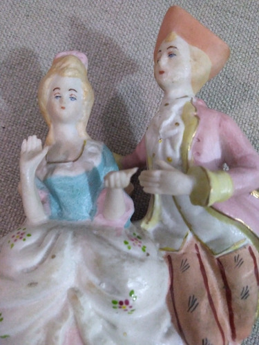 Bibelô Casal Romântico Em Biscuit Cena Galante (Usado)