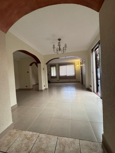 Casa 4 Dormitorios - 4 Baños - Est. ( Estación Central )