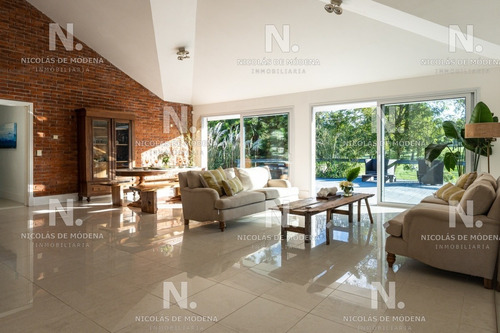 Casa Sobre El Green Del Hoyo 7 Del Cantegril Country Club- Ref: 4702