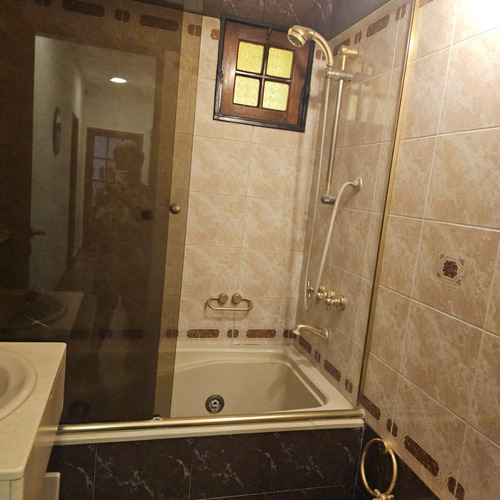 Excelente Chalet De 4 Amplios Ambientes Sobre Lote De 12,99 X 51, Con Garage Cubierto Para 3 Autos, Galeria Con Parrilla, Fondo Y Quincho. Excelente Estado. Nuevo Valor