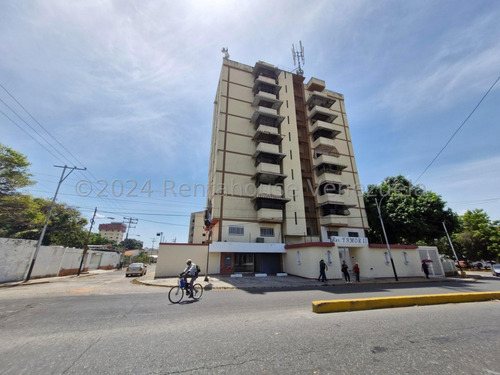 Local Con Apartamento En Venta, Urb. La Romana, Maracay 24-24011 Yr