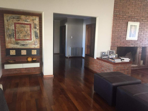 Casa De Categoría En Venta De 3 Dorm. En Villa Cabrera, A Metros Del Shopping.