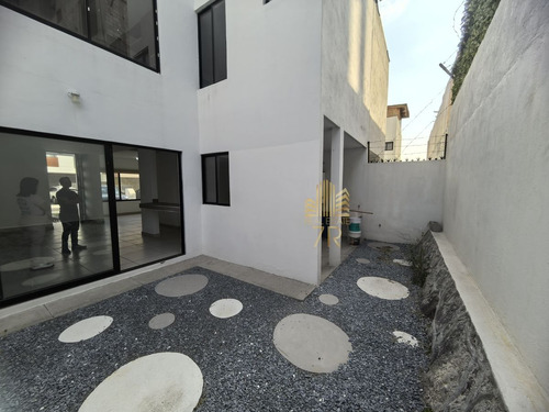 Casa En Venta En Zibata Con 3 Recámaras Y Baño Privado Cada Una