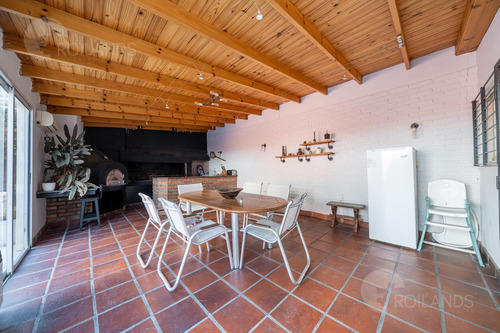 Venta Casa 6 Ambientes Con Pileta, Quincho Y Cochera En Olivos, Acepta Permuta