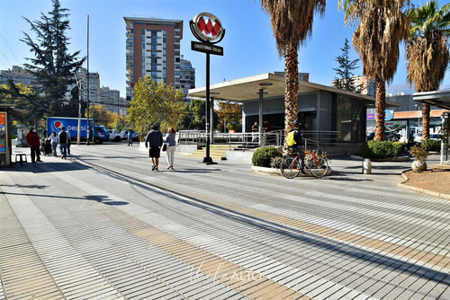Departamento En Venta De 4 Dorm. En Las Condes / Metro Colon