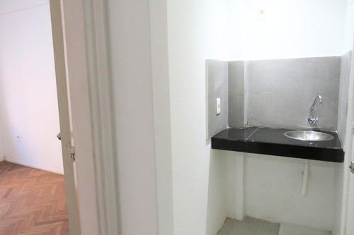 Venta Apartamento De Un (1) Dormorio Con Renta. Ciudad Vieja. Renta Anual 7%