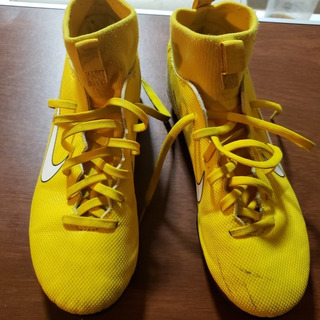 mercurial amarillo con negro