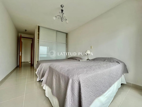 Mansa, Apartamento De 3 Dormitorios Más Dependencia
