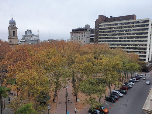 Imagen 2 de 13 de Peatonal Sarandí Con Vista A La Plaza Matriz