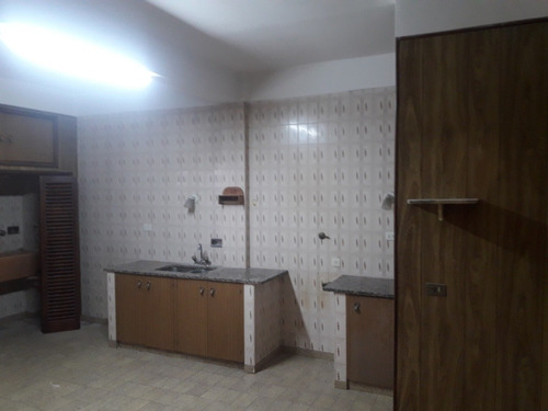 Imagen 7 de 14 de Alquiler. Casa Grande Dos Pisos Con Garage En Santos Lugares