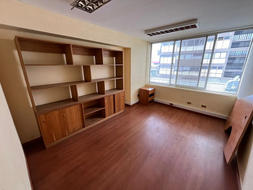 Oficina Con Recepción Y 2 Privados En Centro Valparaíso