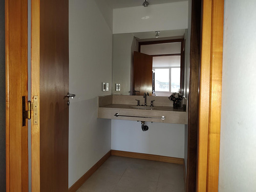 Departamento En Venta En Bariloche. Vista Al Lago. Cochera. Gimnasio Salón.