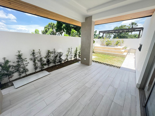 Exclusiva Casa Con Piscina En El Proyecto Cerrado Llanos Gurabo