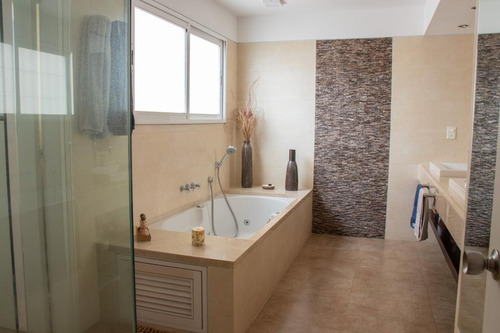 Exclusivo.zona Punta Carretas,bulevar Artigas Frente Al Golf Y A 200 Metros De Rambla Y Shopping.todo Un Piso De 330 M2,recepción, Amplia Terraza, Comedor, Doble Estar,4 Dorm.4 Baños.servicio.2 Gges.