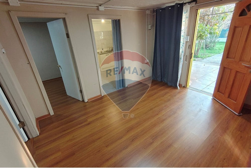 Casa Con Amplio Jardín Y Buena Conectividad