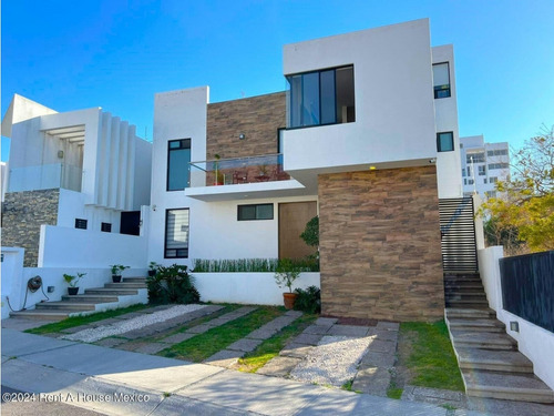 Zibatá Queretaro, Se Vende Casa Con 4 Recamaras Cada Uno Con Baño, Una En Planta Baja, Tiene Cuarto De Servicio Qh243673
