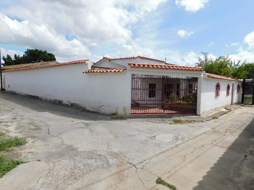 Maria E. Vende Negociable !!estupenda Casa Excelente Inversión!! En Parroquia Catedral, Lara#25-15681**6h 3b 368m2