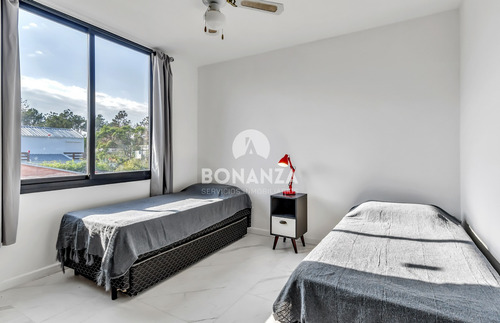 Casa En Venta A 50 Metros De La Playa. Piriápolis - Punta Colorada. Piscina 3 Dormitorios, 3 Baños