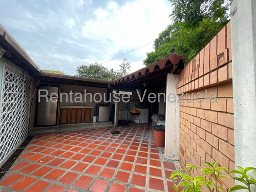 Jip 25-16988. Rent-a-house Vende Hermoso Townhouse De 261 Mts2, 5 Hab, 4 Baños, El Urbanismo Cuenta Con Cancha, Parque Infantil Conectado A Pozo Y Mucho Mas. En Urb. Araguama Country, Maracay.