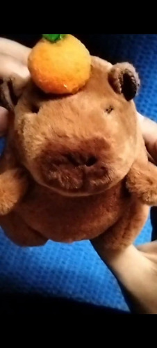 Llavero De Peluche Capibara Cola Giratoria Cuerda Retractil Marrón