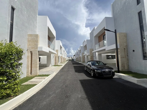 Villas Listas Para Entregar En Brisas De Punta Cana, 3 Habitaciones, Terraza En El 3er Nivel