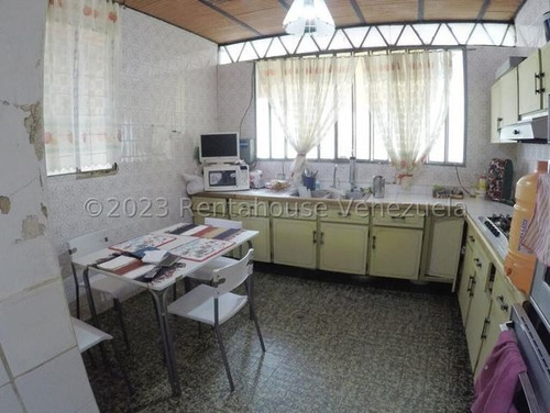 Yg Increíble Casa Con Dos Anexo, Potencial Para Remodelar Residencial O Comercial, Ubicada En Esquina Con Fácil Acceso En Venta En La Trinidad 24-1929 Ys