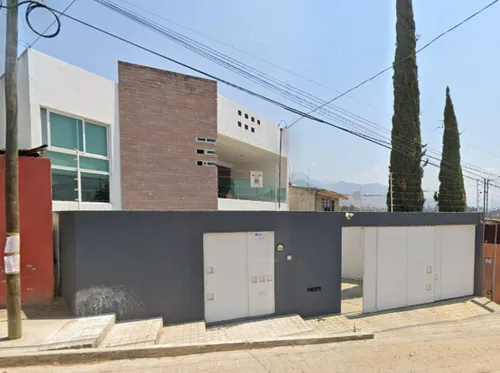 Propoedad De 2 Pisos Con Excelente Ubicacion Recien Remodelada