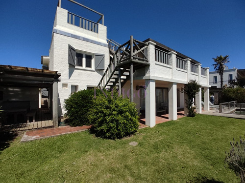 Casa En El Pueblo De José Ignacio, Piscina Y Amplio Parrillero, 4 Dormitoritos Mas Dependencia Y Cochera.