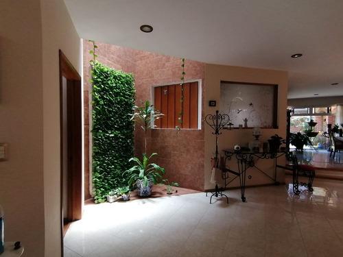 En Venta Casasa En Carretas, Gran Ubicación, 4 Recamaras, 5.5 Baños, Cto De Serv