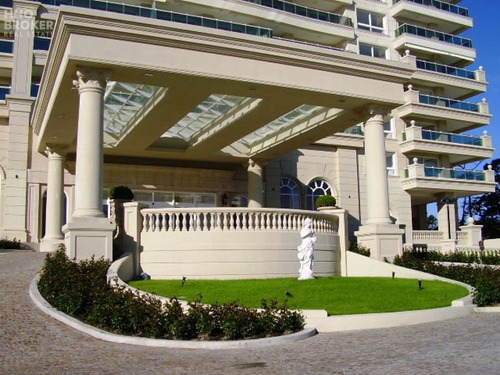 Imagen 15 de 29 de Departamento En Venta. Frente Al Mar. Mansa. Planta Especial. Esquinero. - Punta Del Este Mansa
