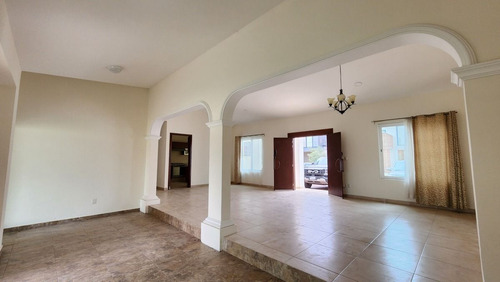 Casa En Renta De 1 Planta En Residencial Misión San Jerónimo, 2 Hab.