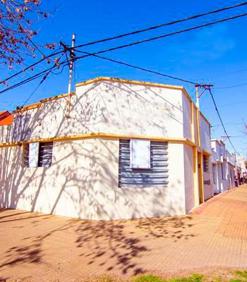 Casa En Venta - 2 Dormitorios 1 Baño - Cochera - 109mts2 - La Plata