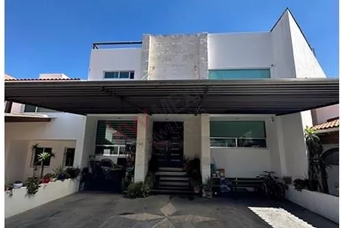 Venta De Casa Moderna En Centro Sur