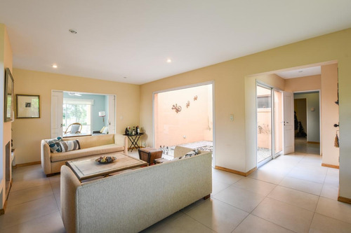 Imagen 3 de 30 de Casa De 4 Dormitorios En Venta Con Piscina En Barrio Cerrado Aldea Fisherton