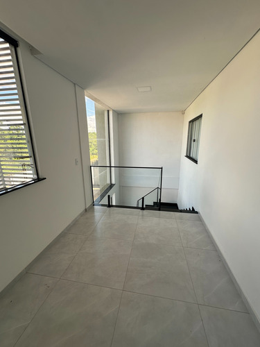 Prédio Comercial De 3 Andares Com 10 Salas E Galpão Moderno