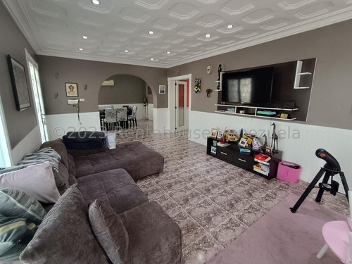 San Bernardino !! Amplia Y Hermosa Casa Totalmente Remodelada, Dividida En 3 Ambientes Independientes, 434 M2 Terreno, 555 M2 Const., 9 Hab., 8 Baños, 7 Pe, 3 Cocinas. Calle Cerrada Vigilancia 24/7 !!