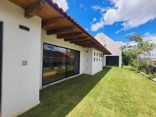 Venta Casa Tulipanes V De 4 Habitaciones Con Baño, Amueblada, Equipada Con Enorme Jardín Y Alberca Climatizada En Fracc Rancho San Diego Ixtapan De La Sal Edomex