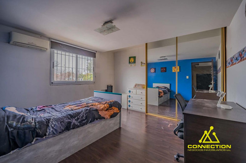 Casa 6 Ambientes En Venta. Banfield Con Pileta