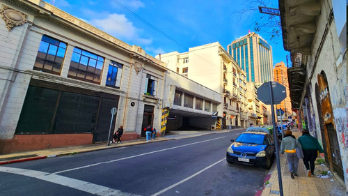 Estacionamiento Céntrico,  Excelente Parking De 1800 M2 En El Limite Del Centro Con Ciudad Vieja Con 80 Plazas En 3 Pisos. 