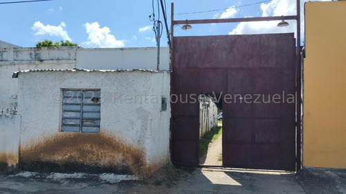 Un Amplio Terreno Con Bienhechuría. Con 3 Habitaciones, 2 Habitaciones Tipo Oficinas Individuales Con Baño Y La 3 Era Habitación Es Un Pequeño Deposito