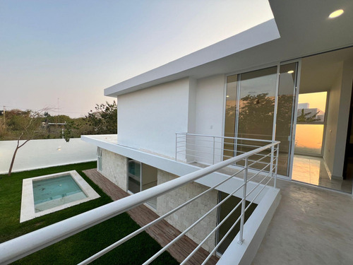 Casa En Venta Merida, Komchen En Privada, Entrega Inmediata.