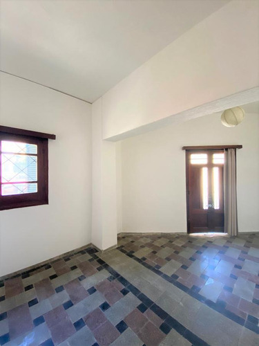Casa En Planta Baja, Independiente, Al Frente Con Patio