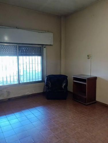 Casa En Venta - 3 Dormitorios 1 Baño - Cochera - 240mts2 - Lanús