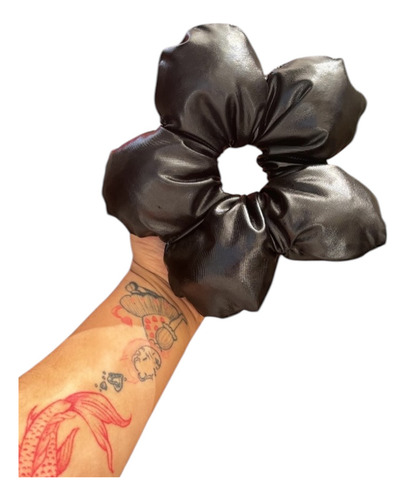 Scrunchie De Flor Gigante Negro Brilloso Brilloso