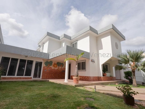 Gisselle Lobo Vende Hermosa Casa Totalmente Remodelada, Modernizada Y Amoblada, Con Finos Acabados, Cocina Concepto Abierto, Vigilancia 24/7, Lista Para Habitar.