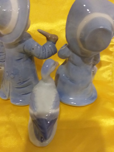 Figuras De Ceramica Impecables Bellisimas Niños Con Pato Azul Claro (Usado)